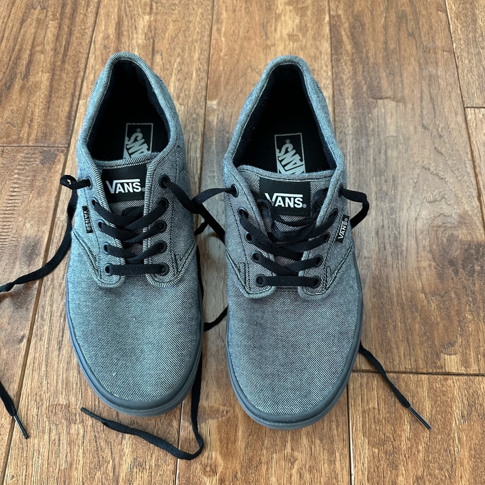 Like new young men Vans sneakers size 9.5